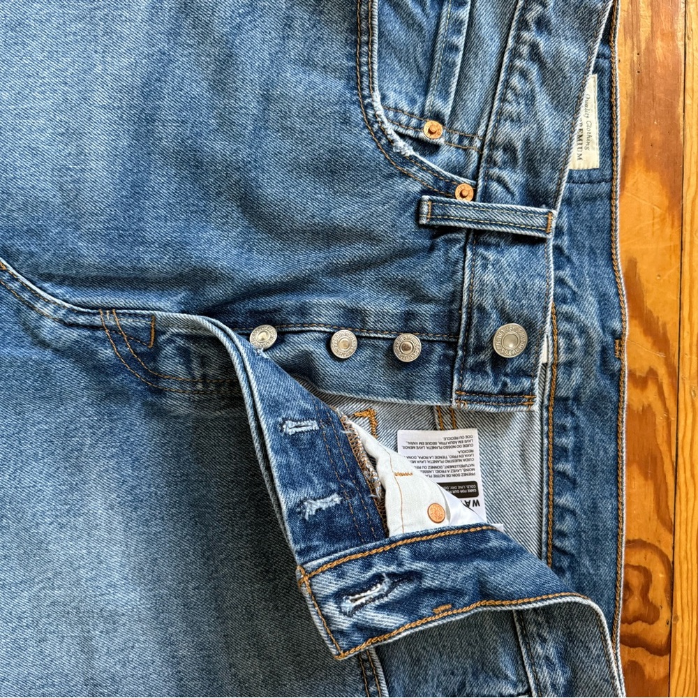 Levis Icon Skirt Medium Wash Denim Mini Button Fly Raw Hem Size 27 Jean - Picture 3 of 4